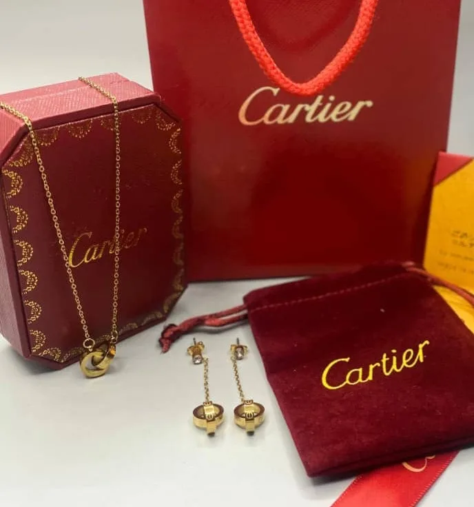 **طقم استيل لامع مكون من سلسال وحلق** - Cartier — Elora